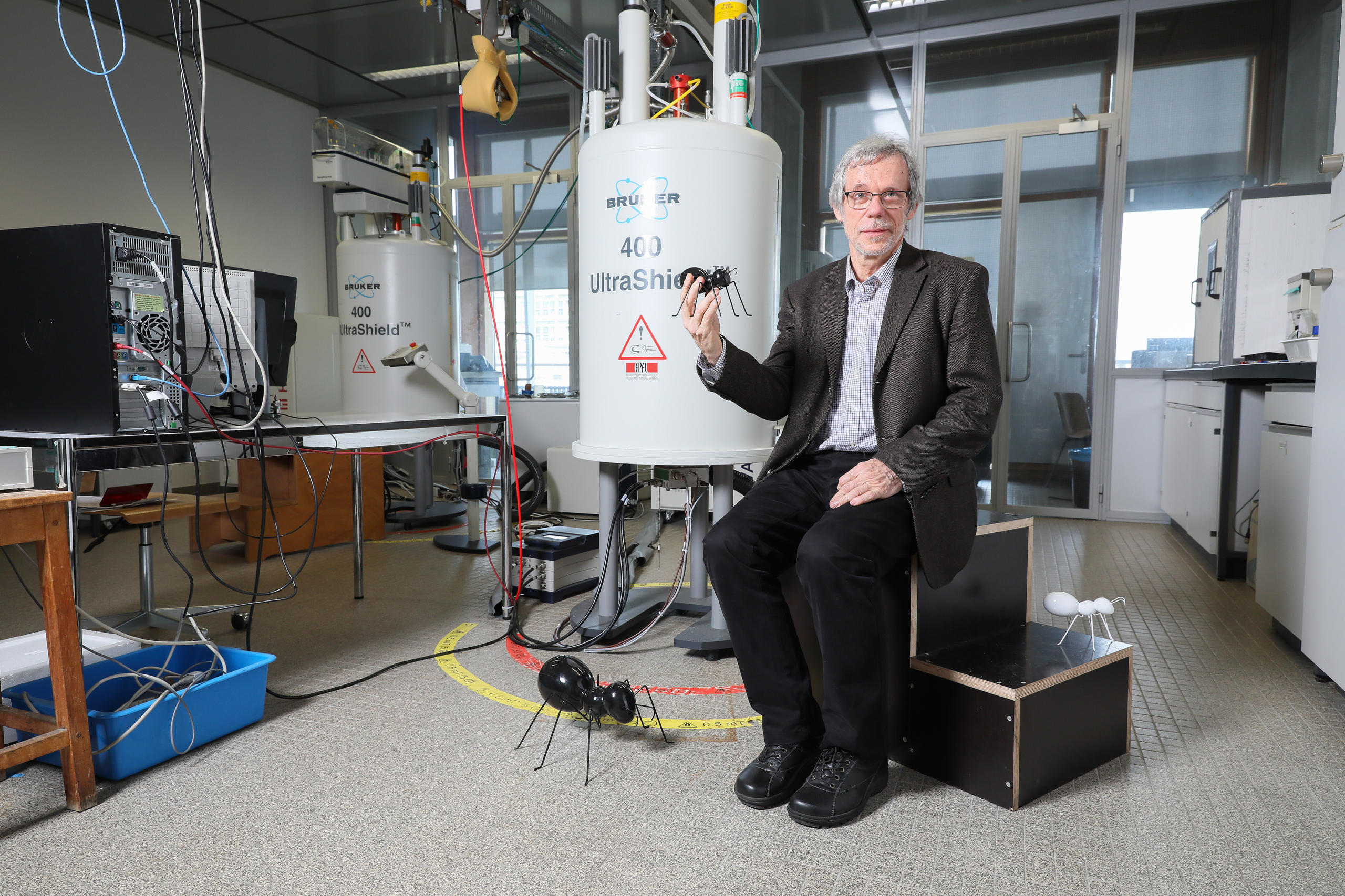 EPFL-Professor Gabor Laurenczy mit Brennstoffzelle