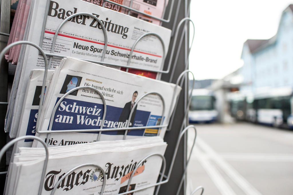 Primo piano di espositore di giornali con copie di: Basler Zeitung, Schweiz am Wochenende e Tages Anzeiger