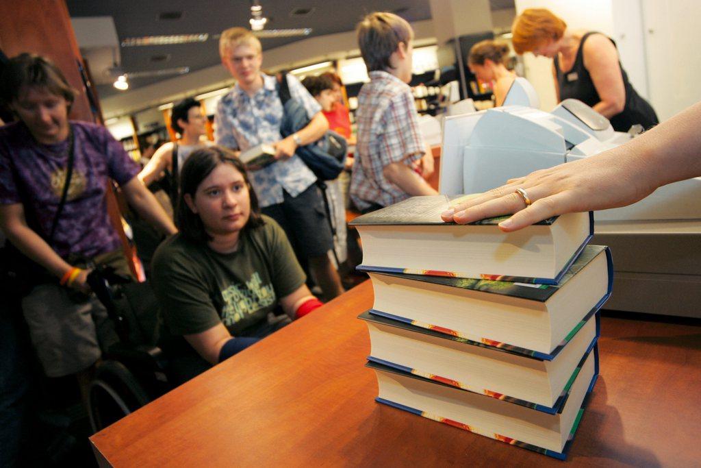 Pila di libri in una libreria