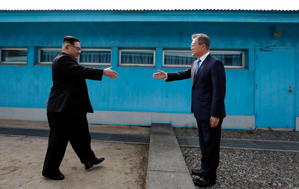 Storica stretta di mano tra i due leader delle due Coree nella zona demilitarizzata di Panmunjom