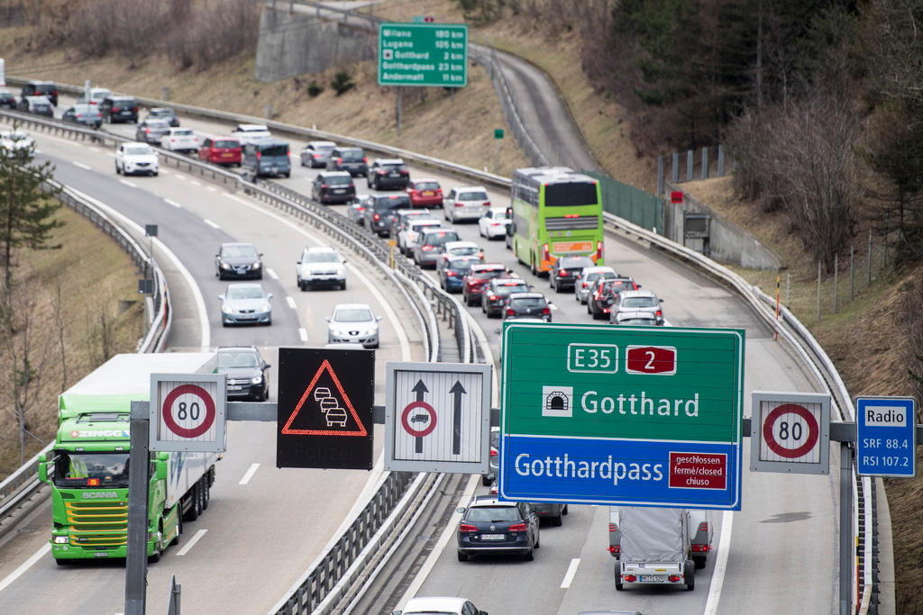 Una delle tante code al portale della galleria autostradale del San Gottardo