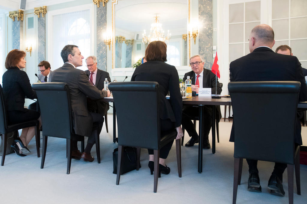 Regierungsvertreter sitzen an einem langen Tisch.