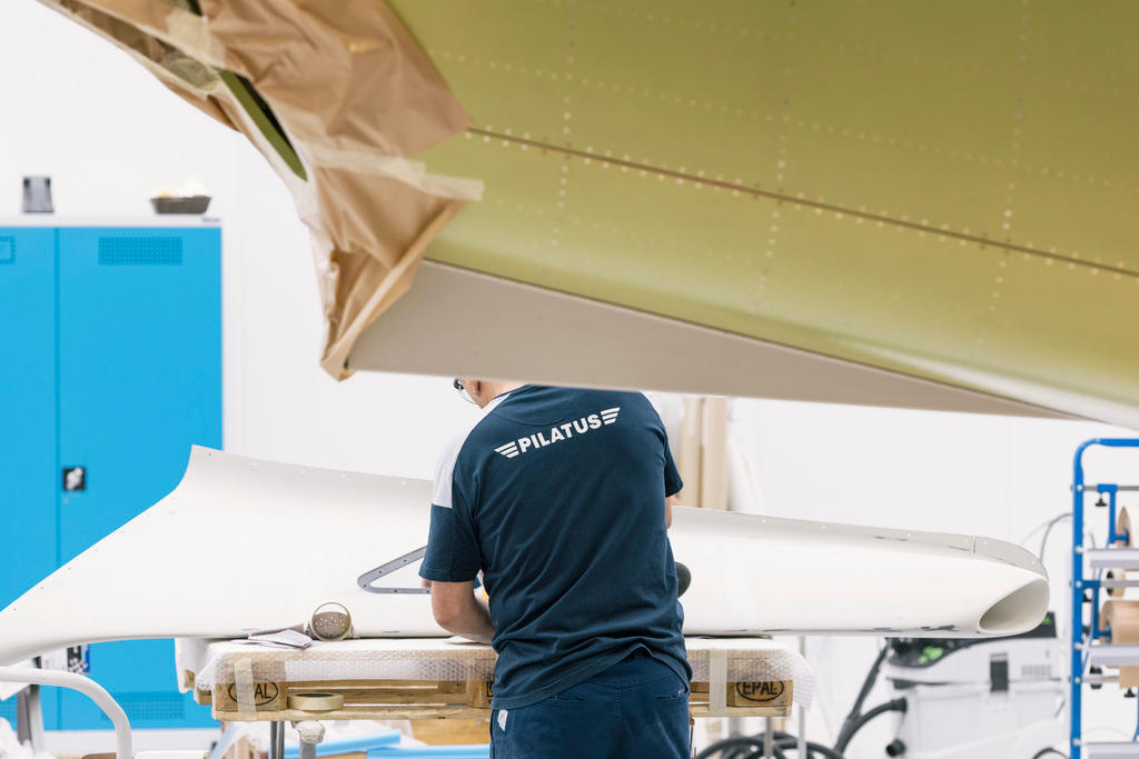 Mitarbeiter bereitet die Lackierung eines Flugzeugs vor