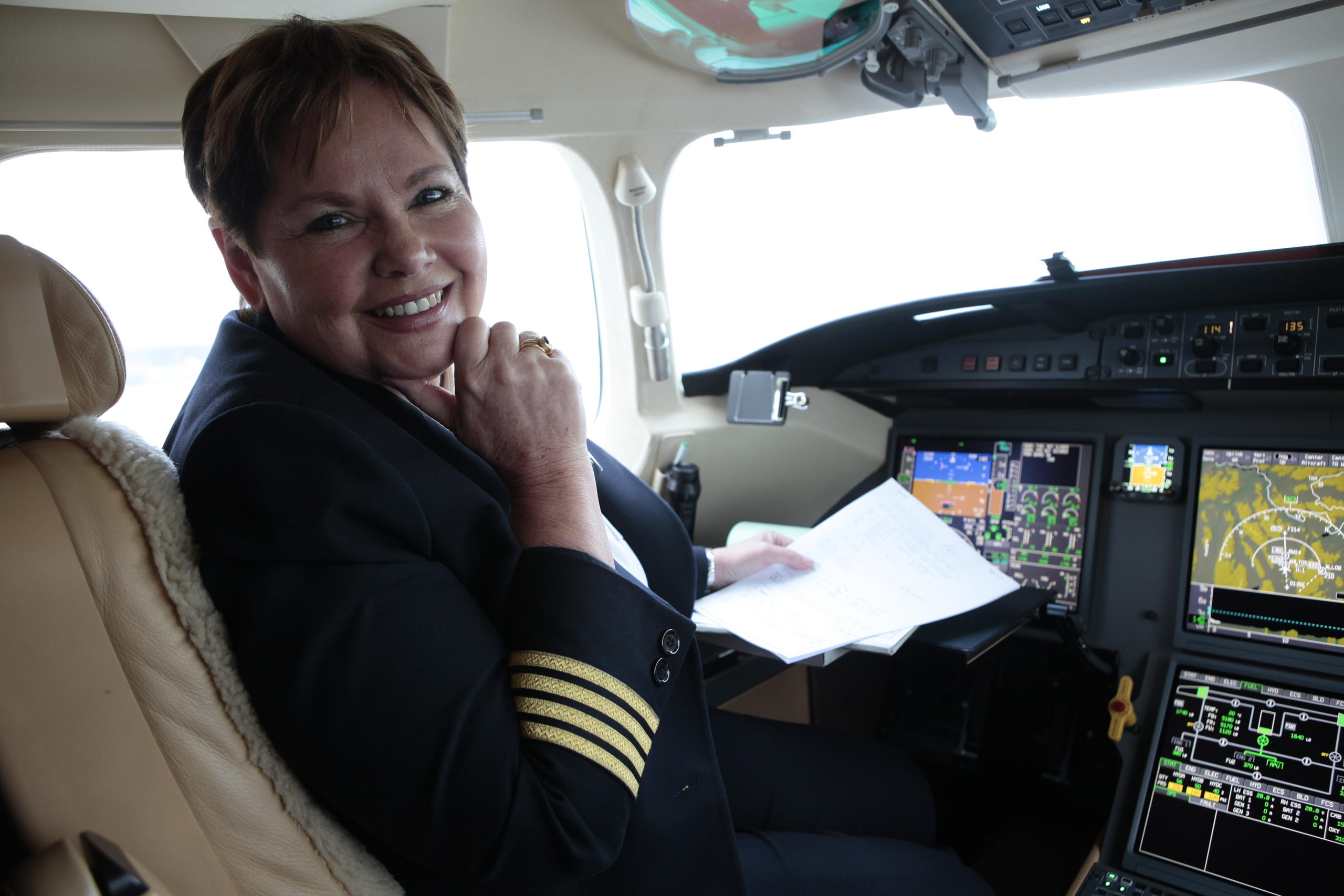 Helene Niedhart en la cabina de un avión