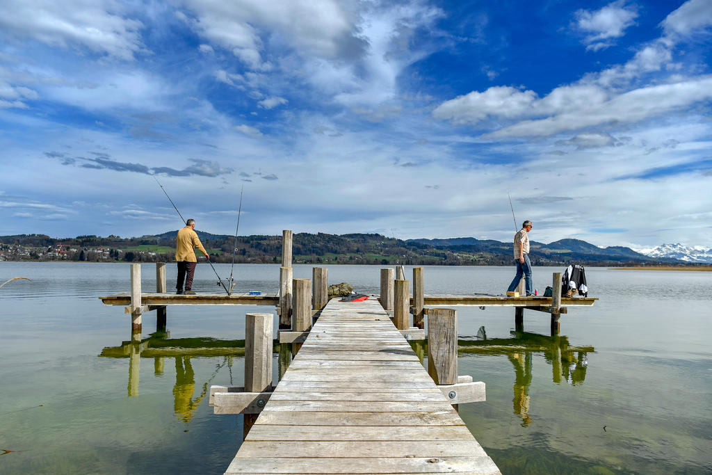 Vista del lago Pfäffiker en Zúrich el 3 de abril de 2018, el primer día soleado de este periodo primaveral en Suiza.