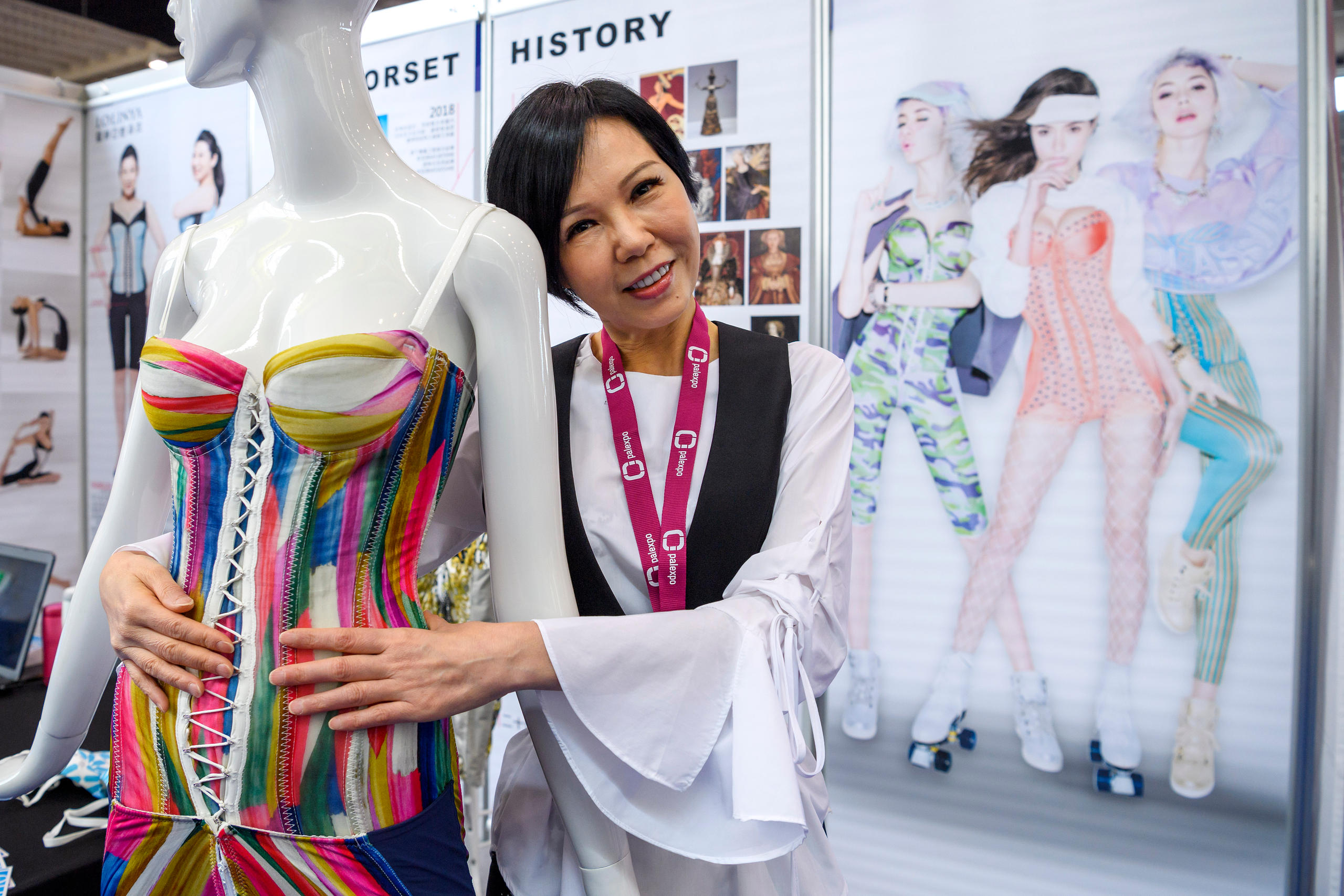 Femme avec une robe sur un buste en plastique.