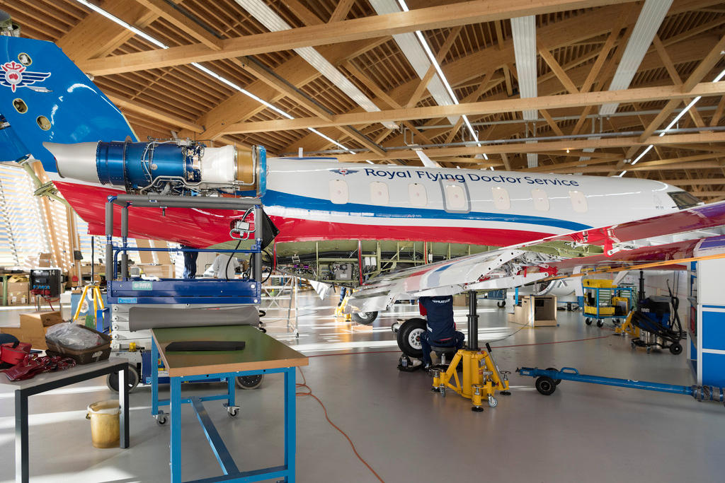 Montagearbeiten an einem Flugzeug