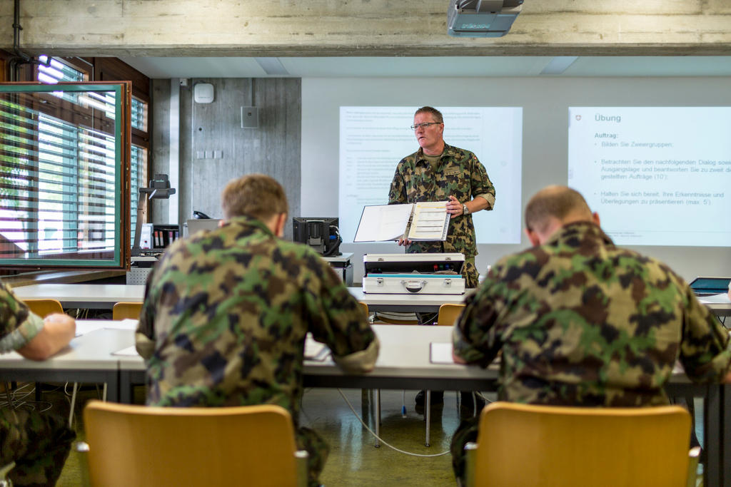 講習を受ける兵士ら