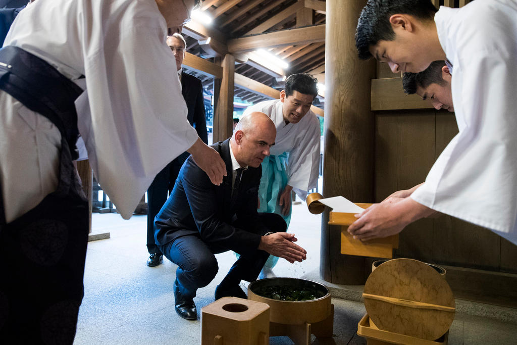 神社でお清めするアラン・ベルセ氏