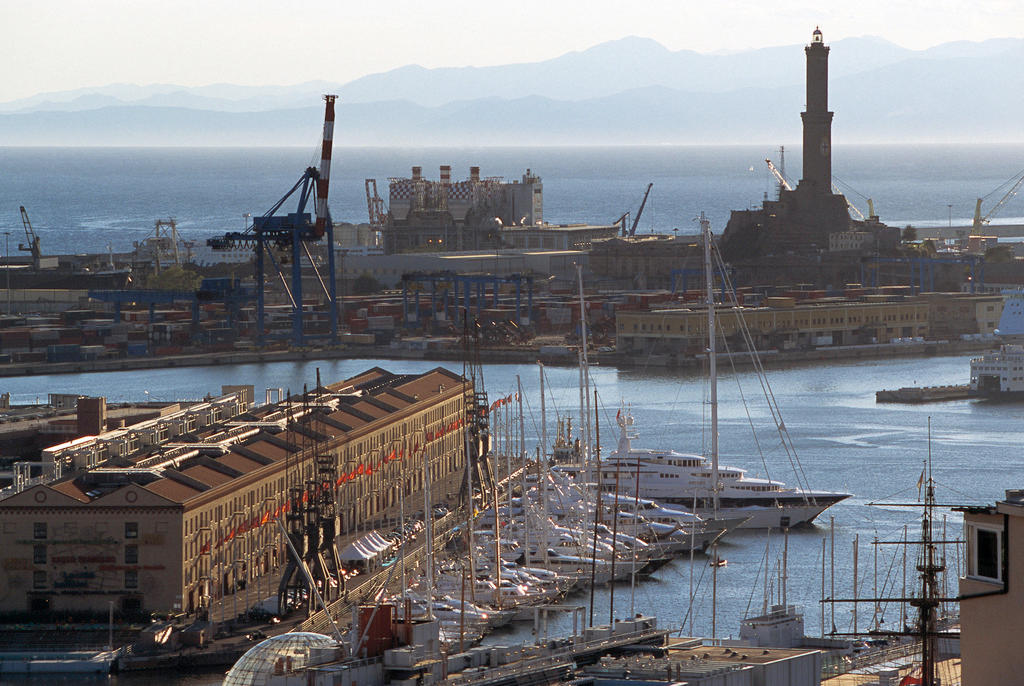 veduta sul porto di genova