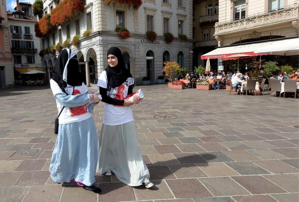Due ragazze con il velo in centro a Lugano
