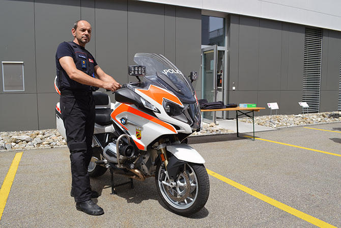 Policial ao lado de sua motocicleta