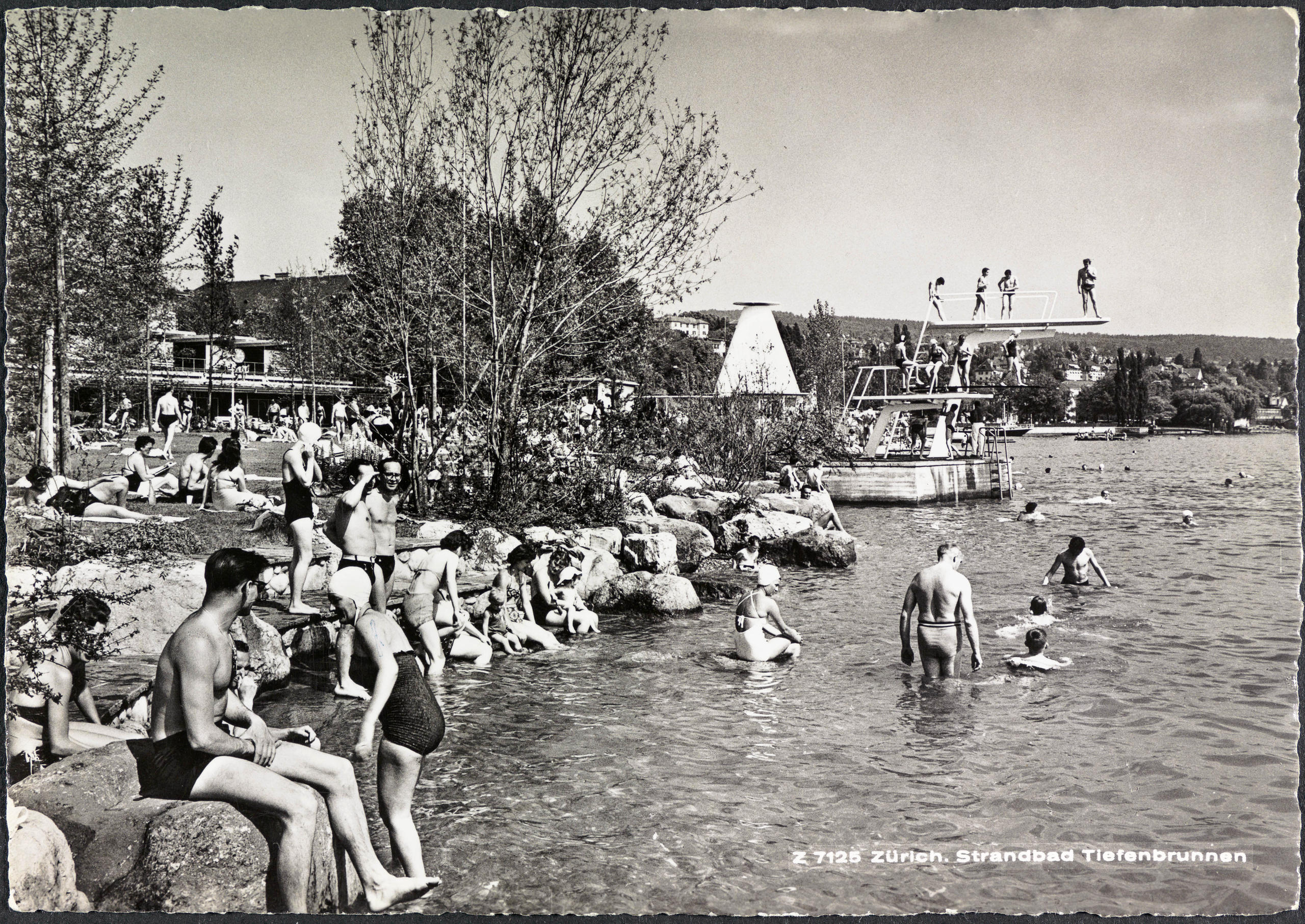 Bevölkertes Ufer mit Badegästen