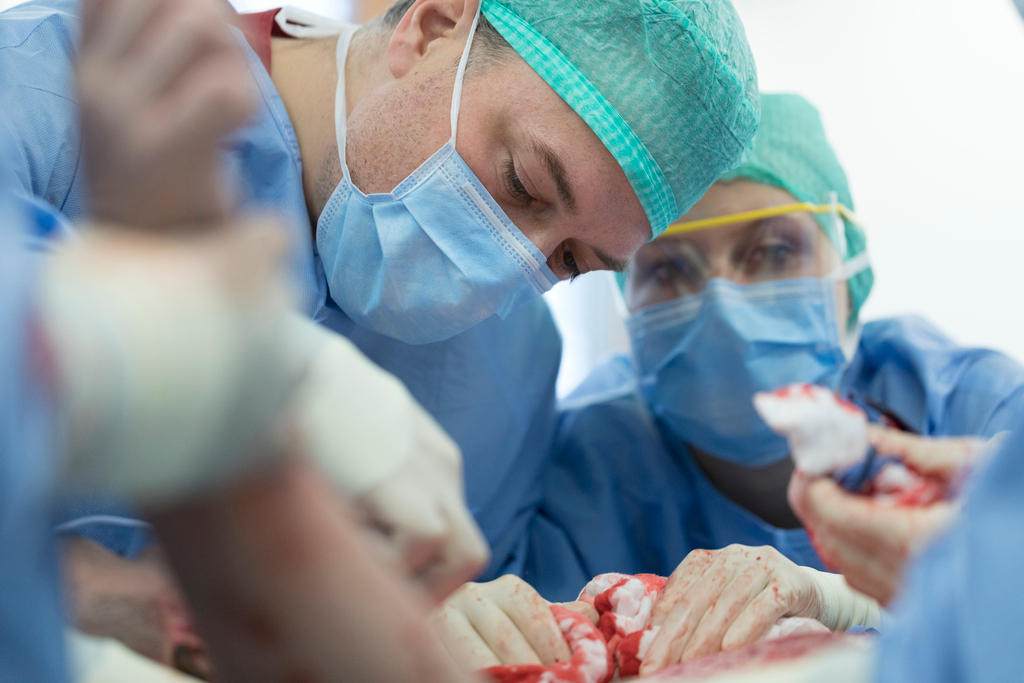 chirurgi durante un operazione