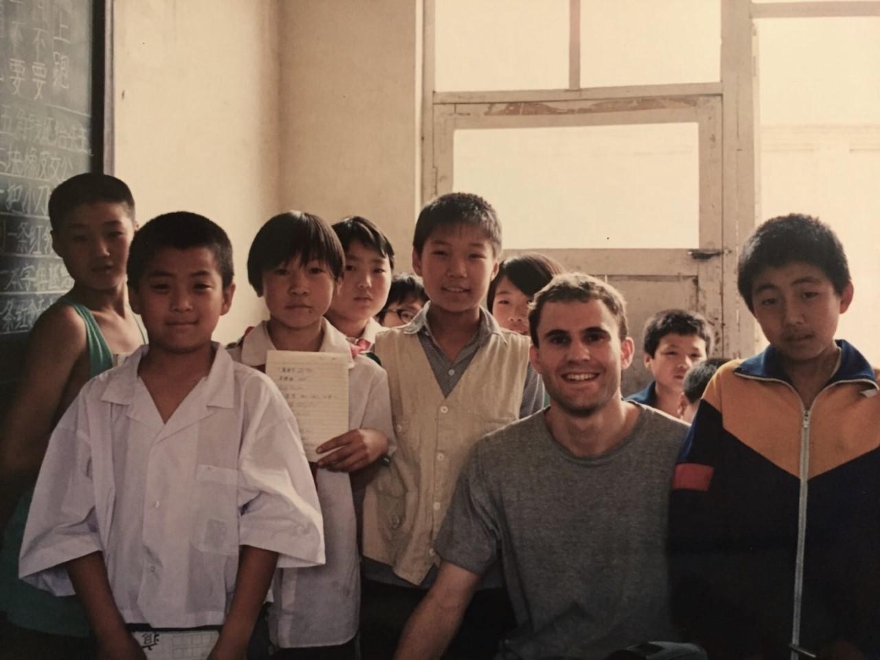 格雷特勒的儿子1999年在北大留学期间参观中国当地的小学