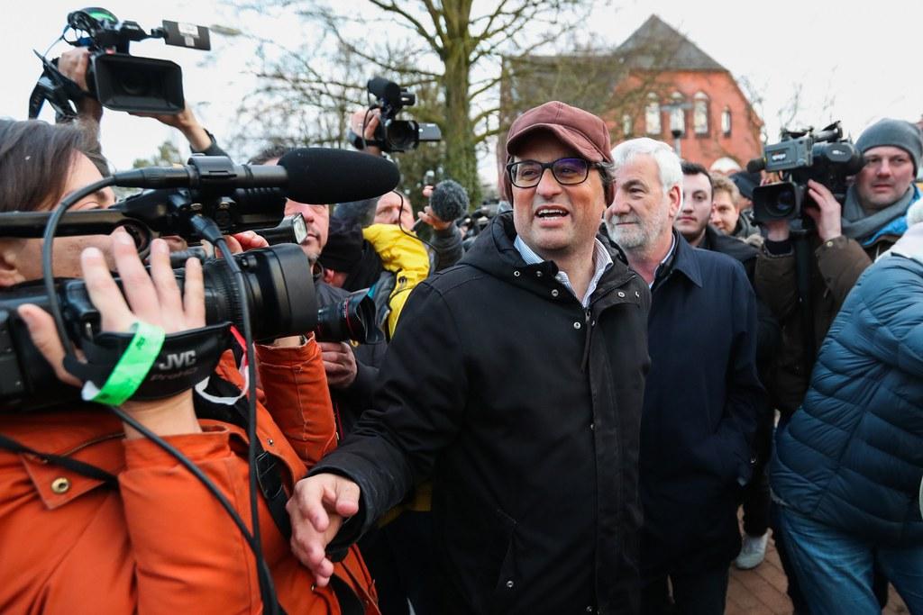 Quim Torra, qui ripreso in Germania davanti al carcere che ospita Puigdemont. sarà probabilmente il prossimo presidente catalano