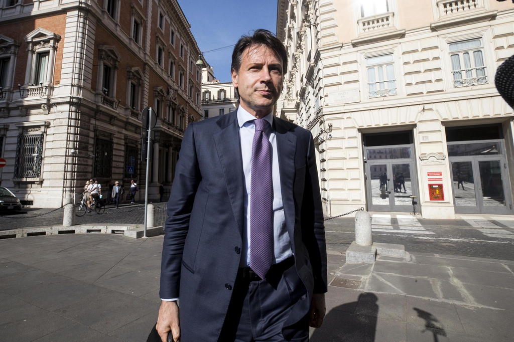 Primo piano di Giuseppe Conte, ritratto in una strada di Roma nei pressi di Montecitorio