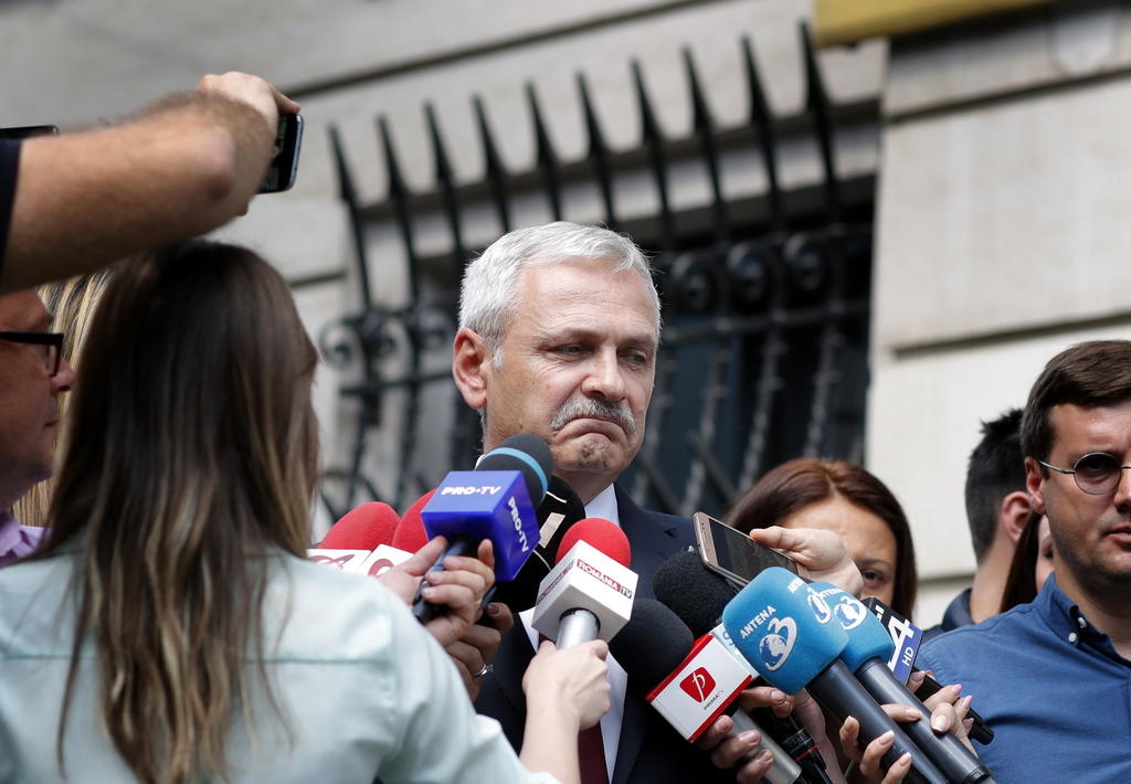 Liviu Dragnea surrounded by reporters