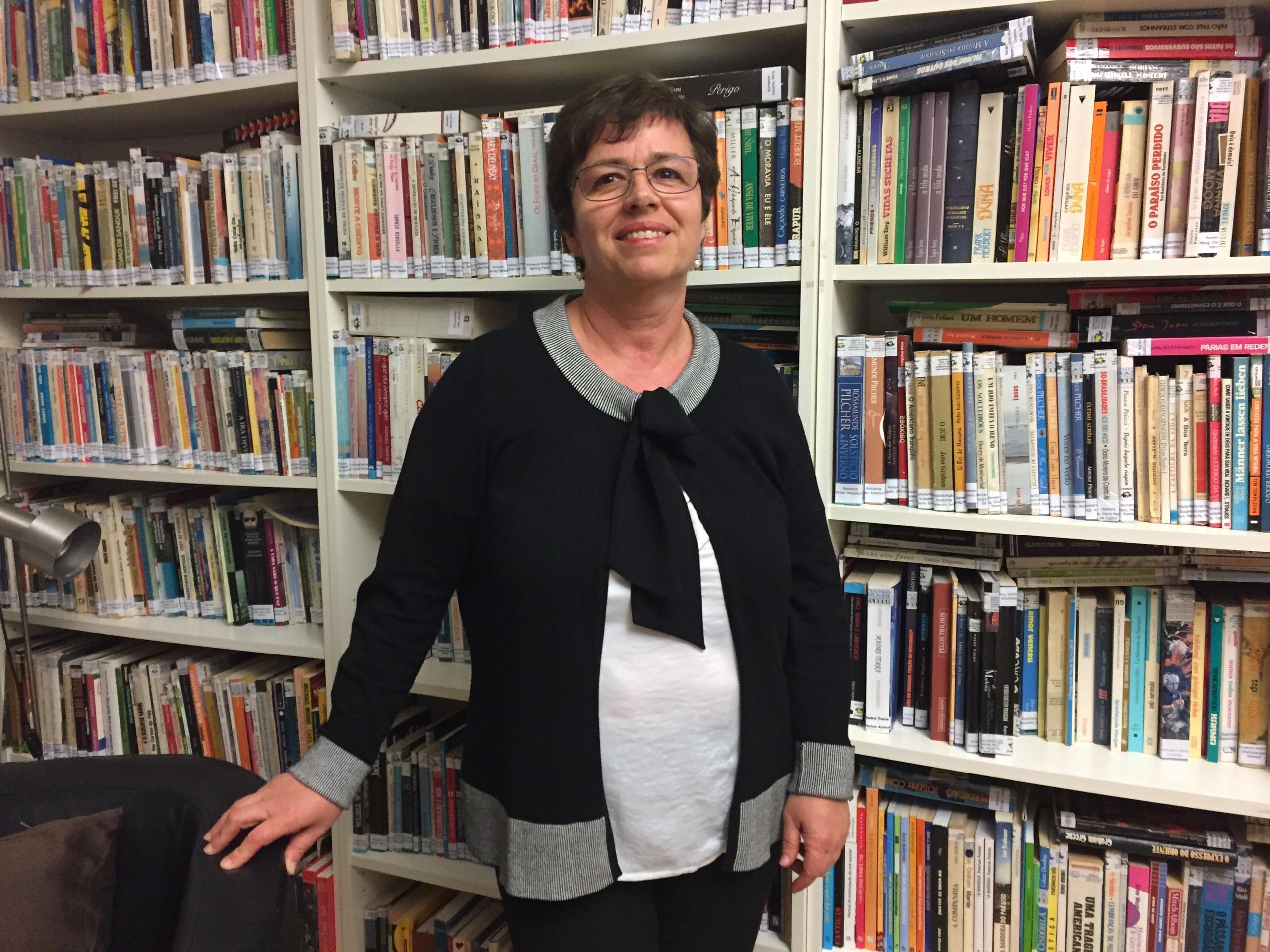 Mulher na frente de estante com livros