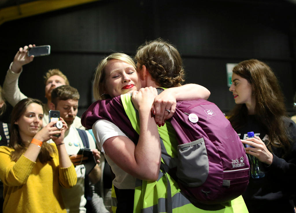 Due donne si abbracciano