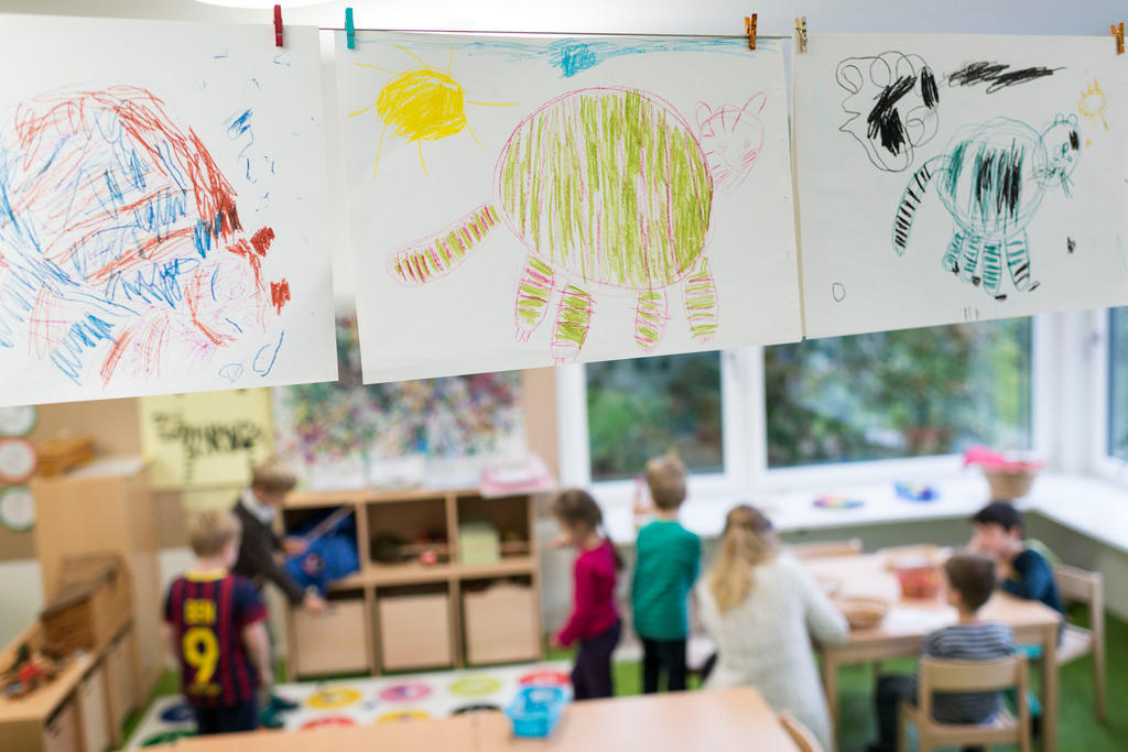 Dibujos de colores colgados en un aula de preescolar