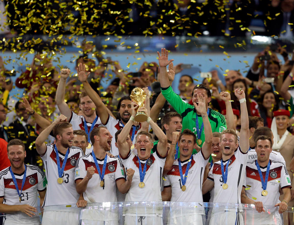 la squadra tedesca di calcio innalza la coppa del mondo