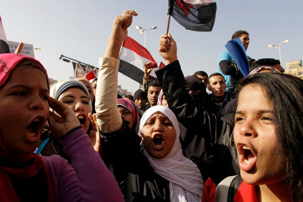 نساء يتظاهرن في ميدان التحرير وسط القاهرة