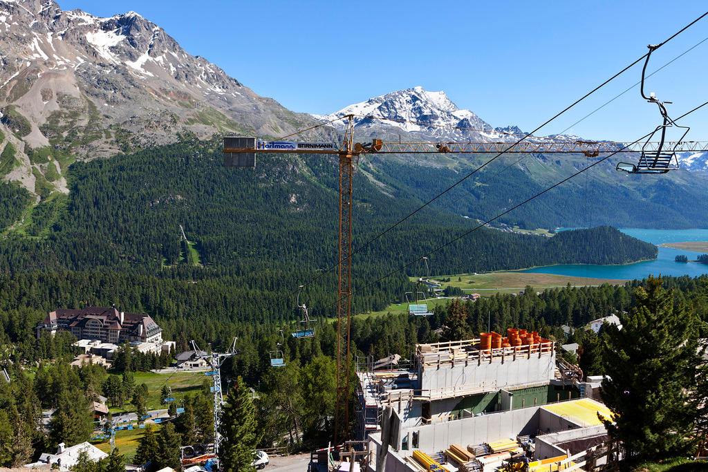 vista dall alto su la valle di st. Moritz con una gru in primo piano