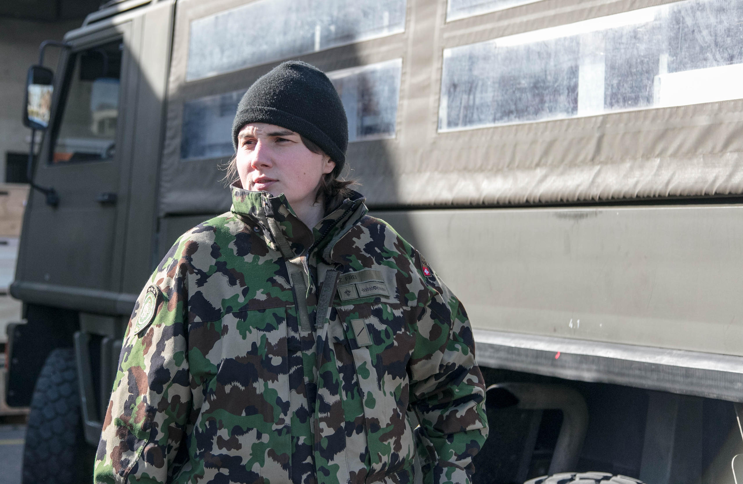 Солдат Зое перед армейским грузовиком.
