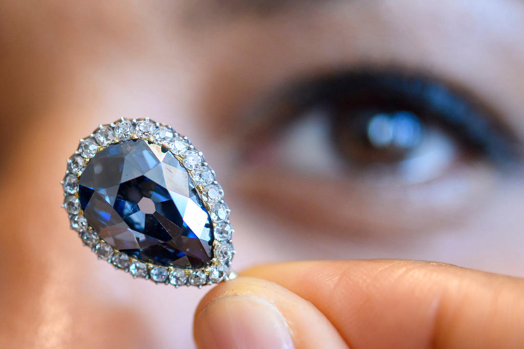 这枚蓝钻曾经属于西班牙国王菲利普五世的第二位妻子伊丽莎白·法尔内塞(Elisabeth Farnese)