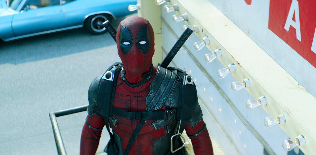 Il supereroe Deadpool in una scena del film