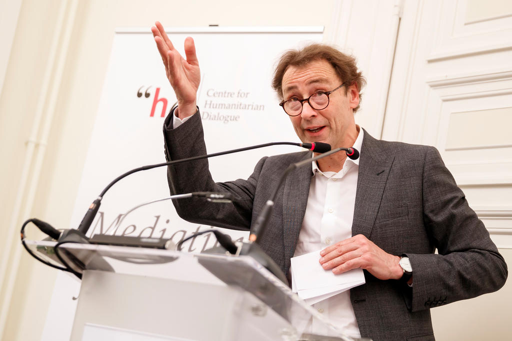 Un hombre da lectura a un comunicado en Ginebra