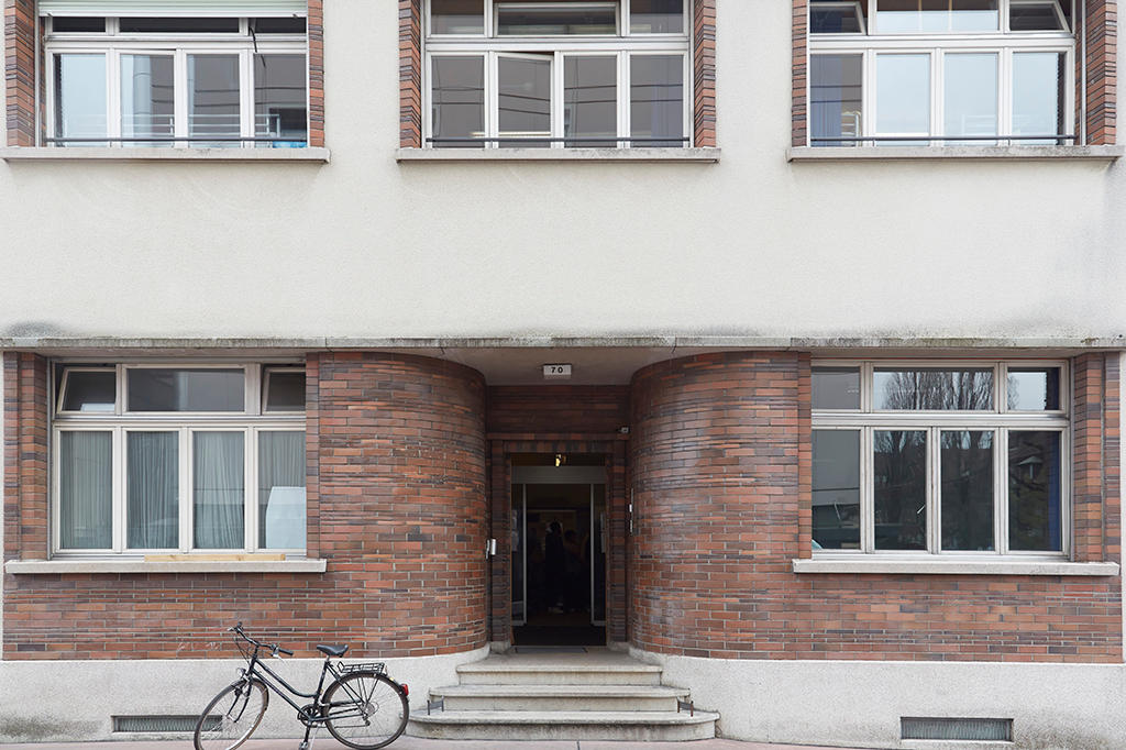 A central entrance to a building with curved fassade