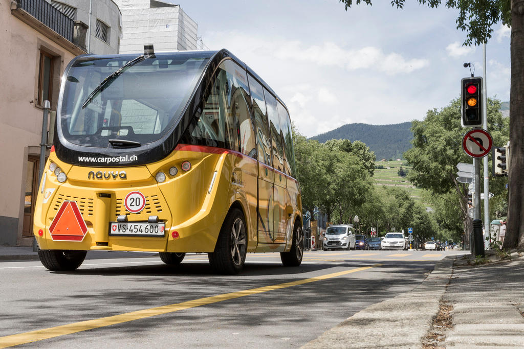 A driverless bus at a traffic light