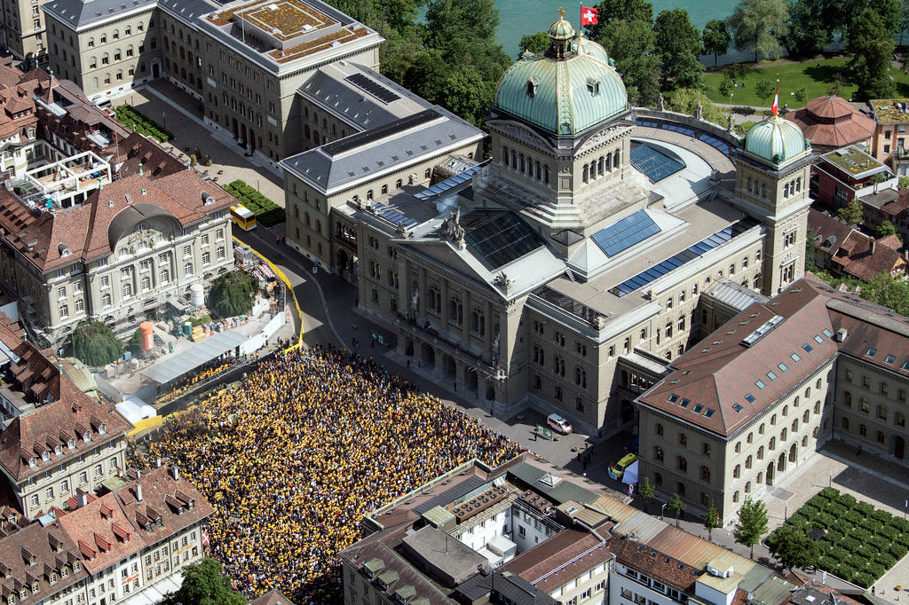 Torcedores do time de futebol Young Boys comemoram em frente ao parlamento, em Berna