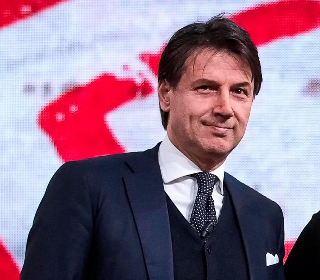Primissimo piano di Giuseppe Conte; sul fondo, un maxi-schermo (non si distingue cosa mostri)