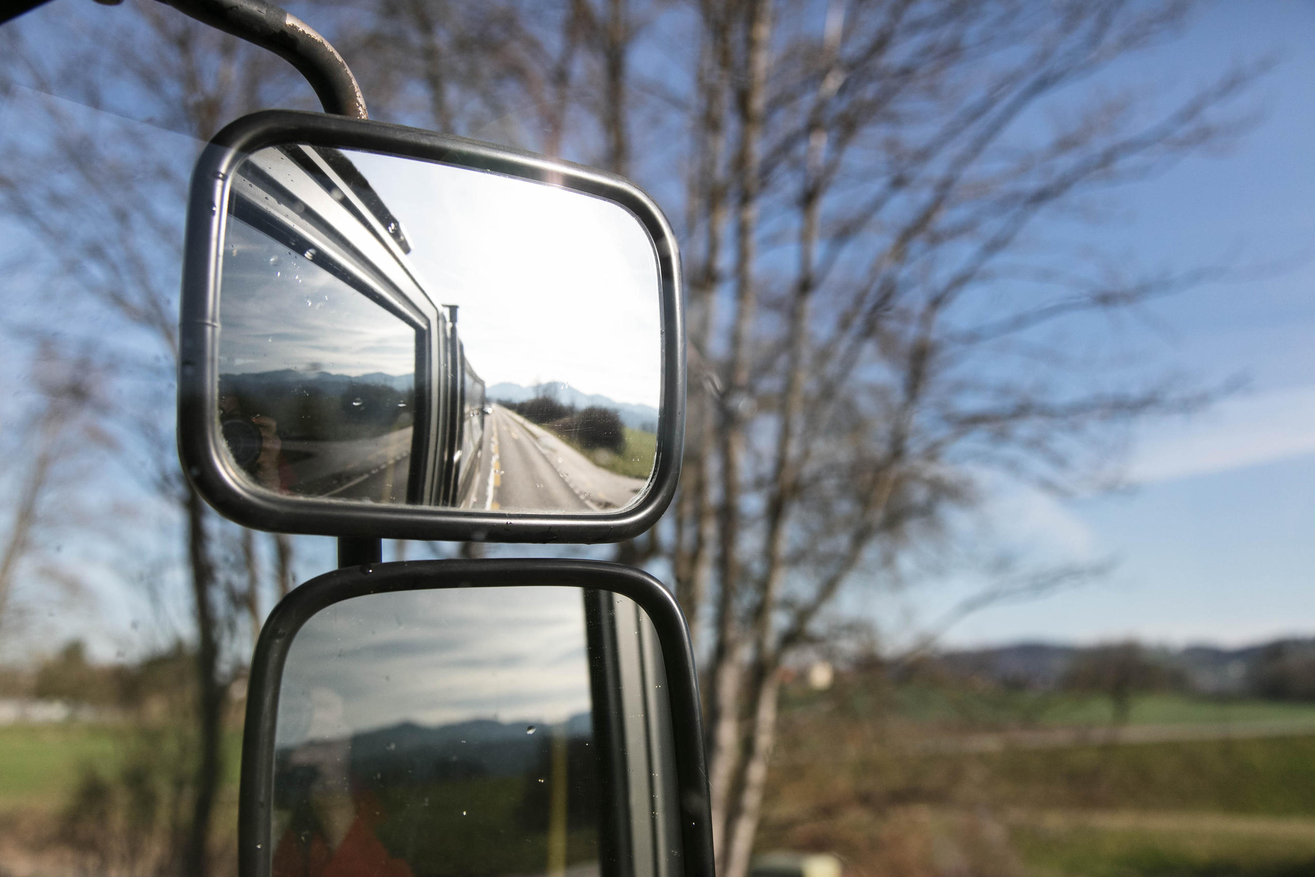 El paisajes visto desde el espejo retrovisor del coche