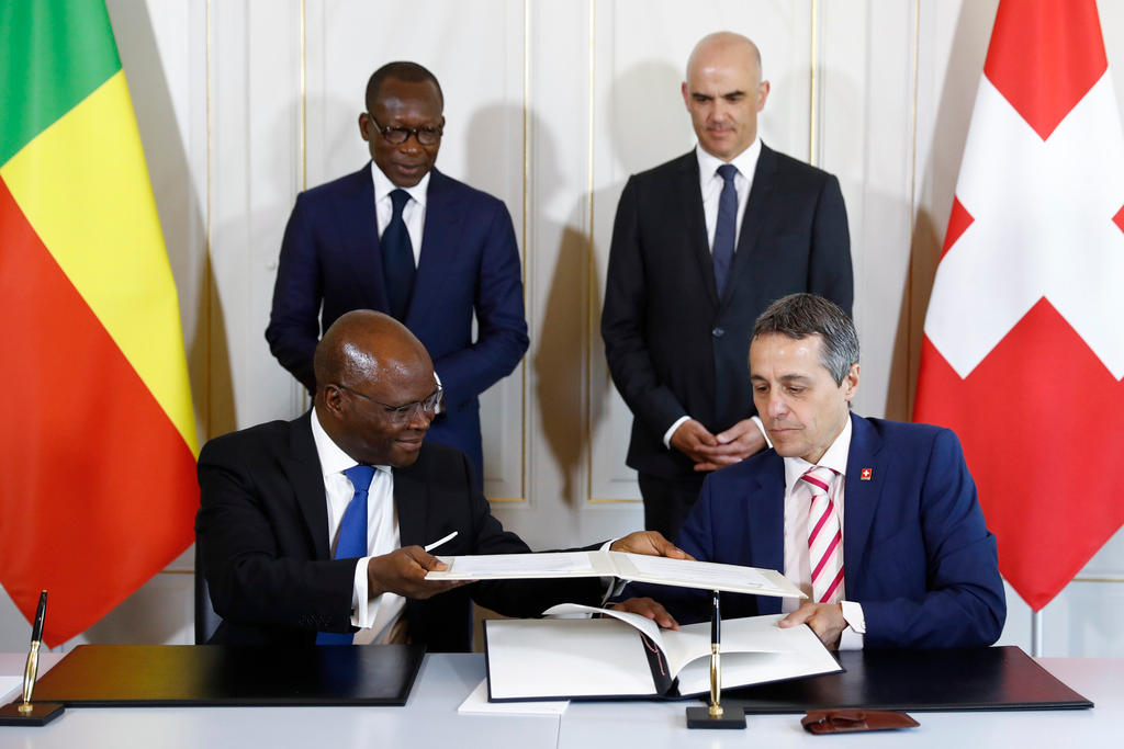 Swiss and Beninese officials sign agreement in Bern