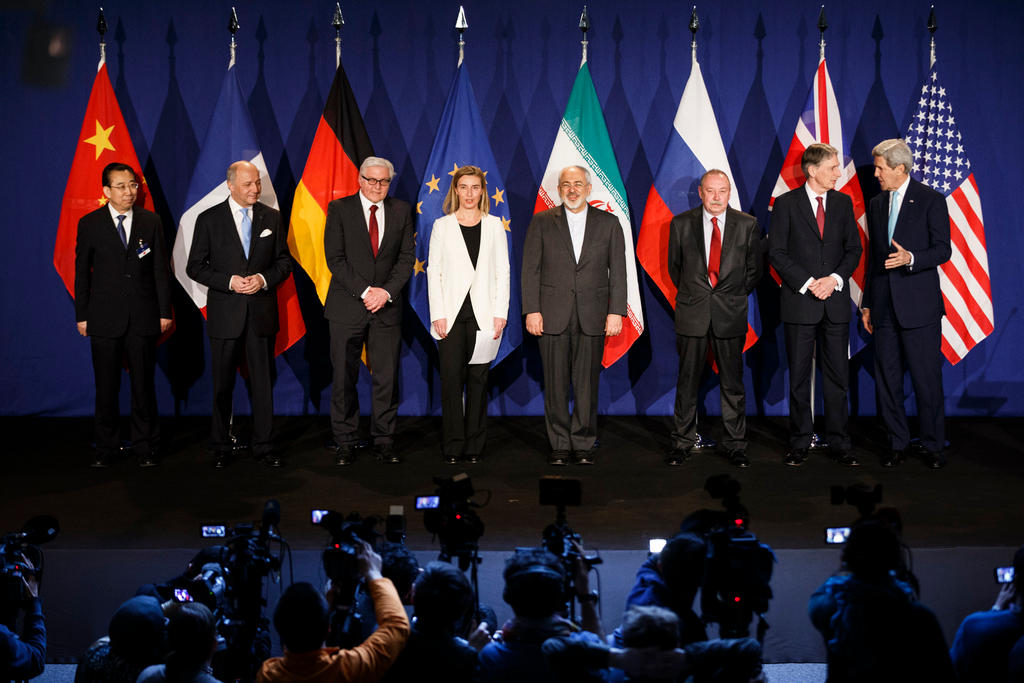 Participantes internacionales en acuerdo para frenar programa nuclear iraní, Lausana, 2015.