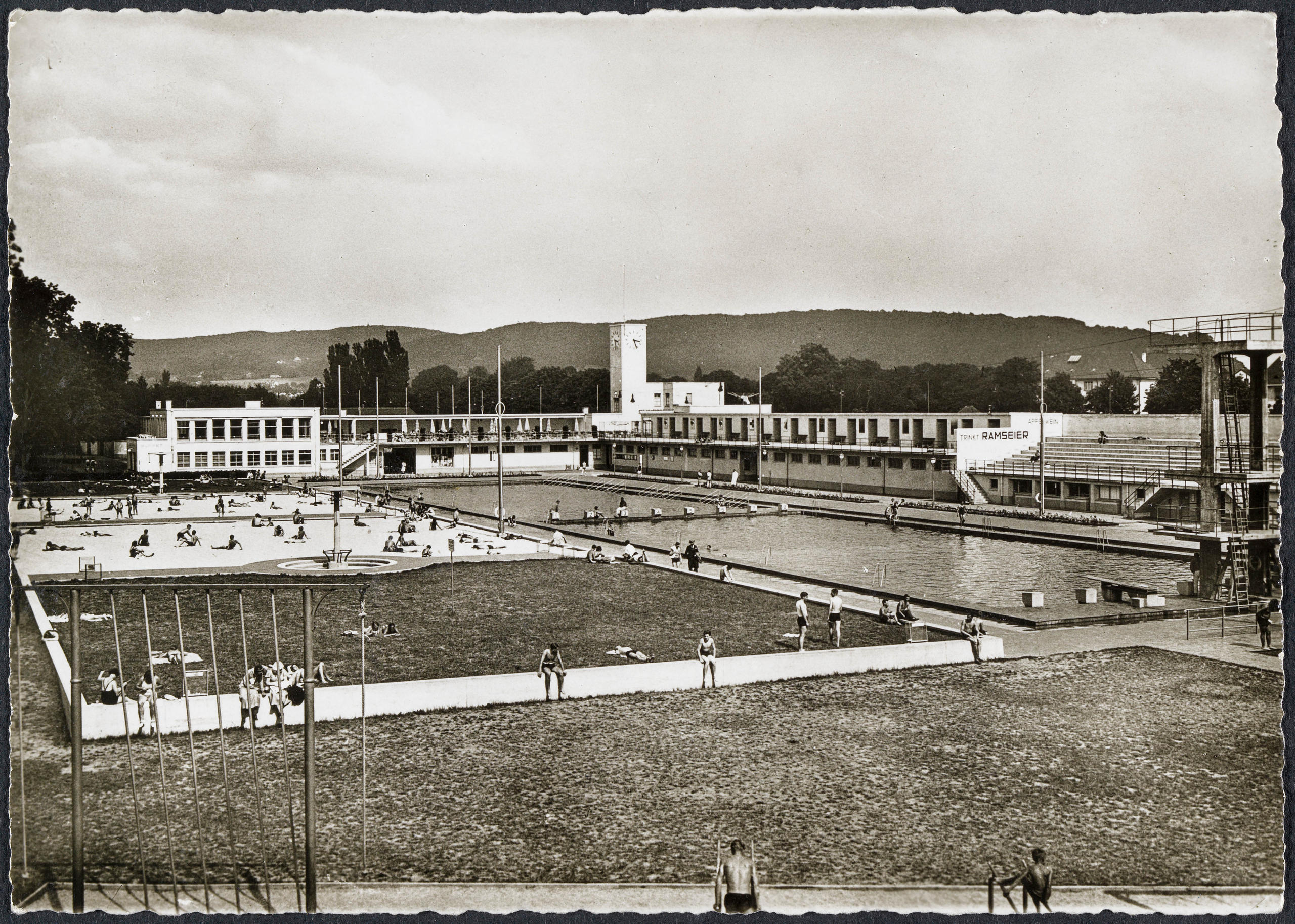 Vue plongeante sur une piscine.