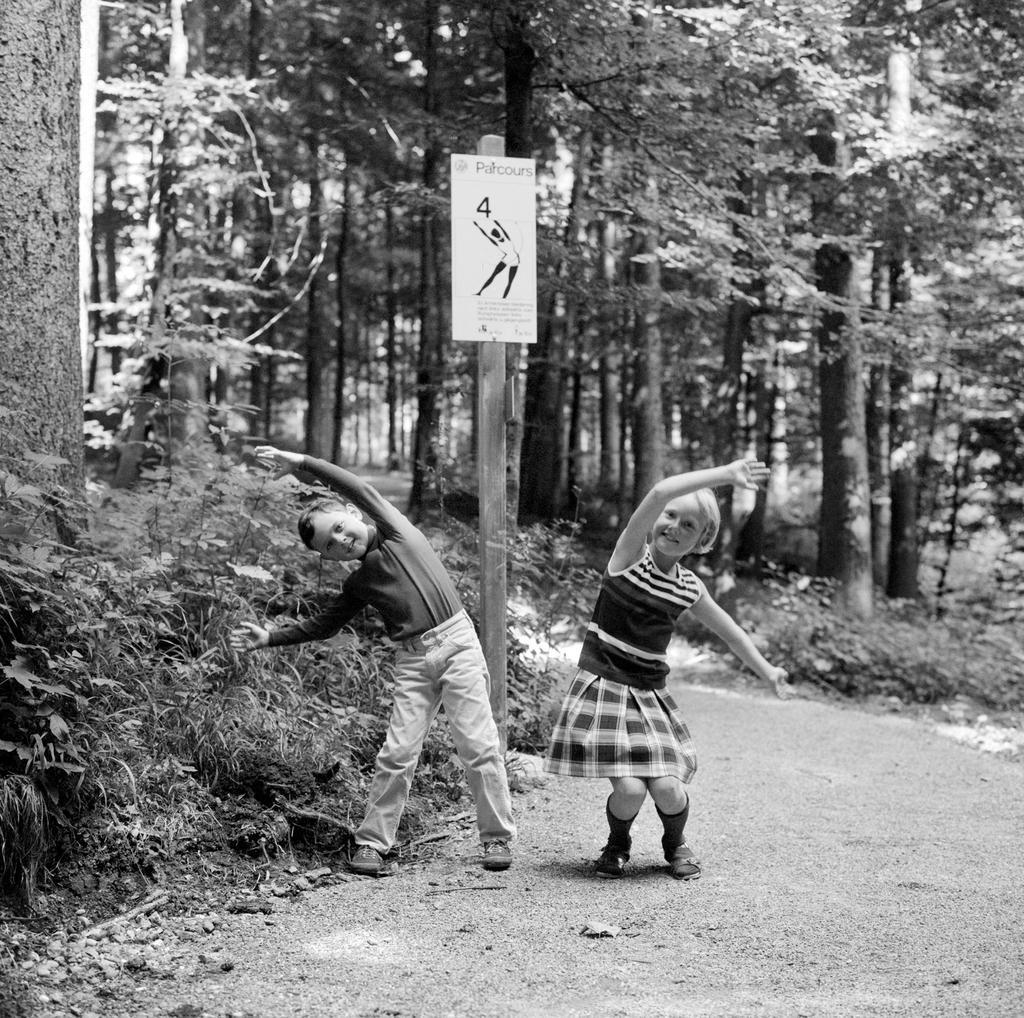 Two small children do exercises along the first Vita Parcours in Zurich.