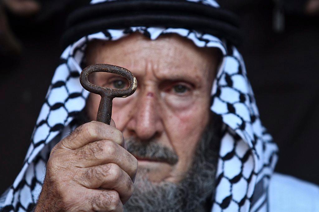 Un palestino muestra la llave del hogar que tuvo que abandonar durante la Nakba