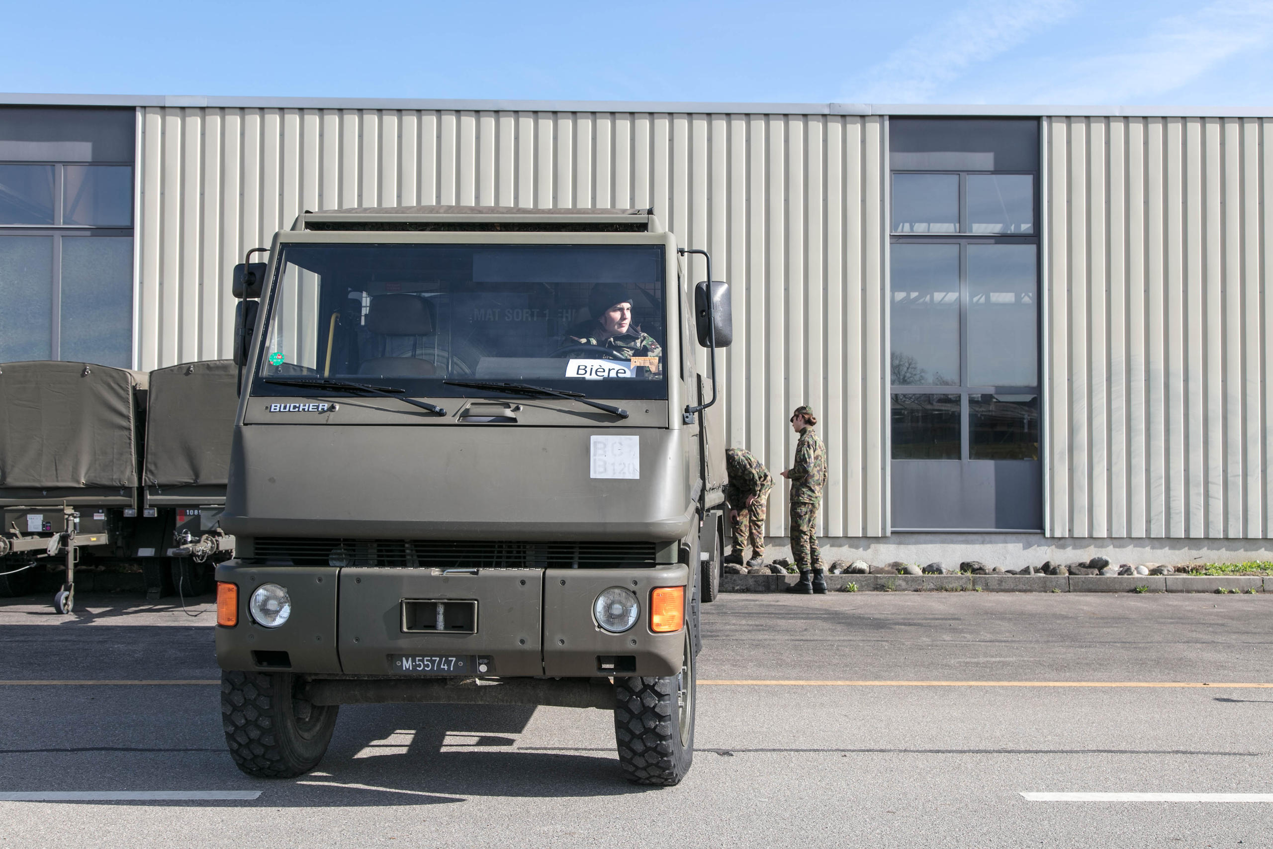 El vehículo Duro estacionado en un recinto militar