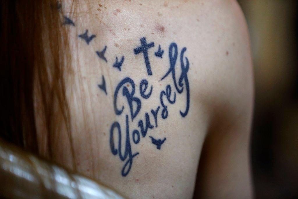Tatuagem em mulher dizendo seja você mesma