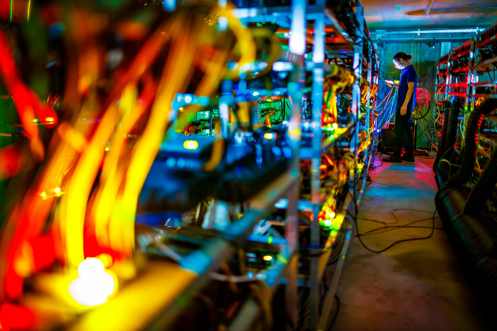 Theo Martinet im Serverraum voller farbig erleuchteten Kabel, wo er virtuelle Währungen schürft