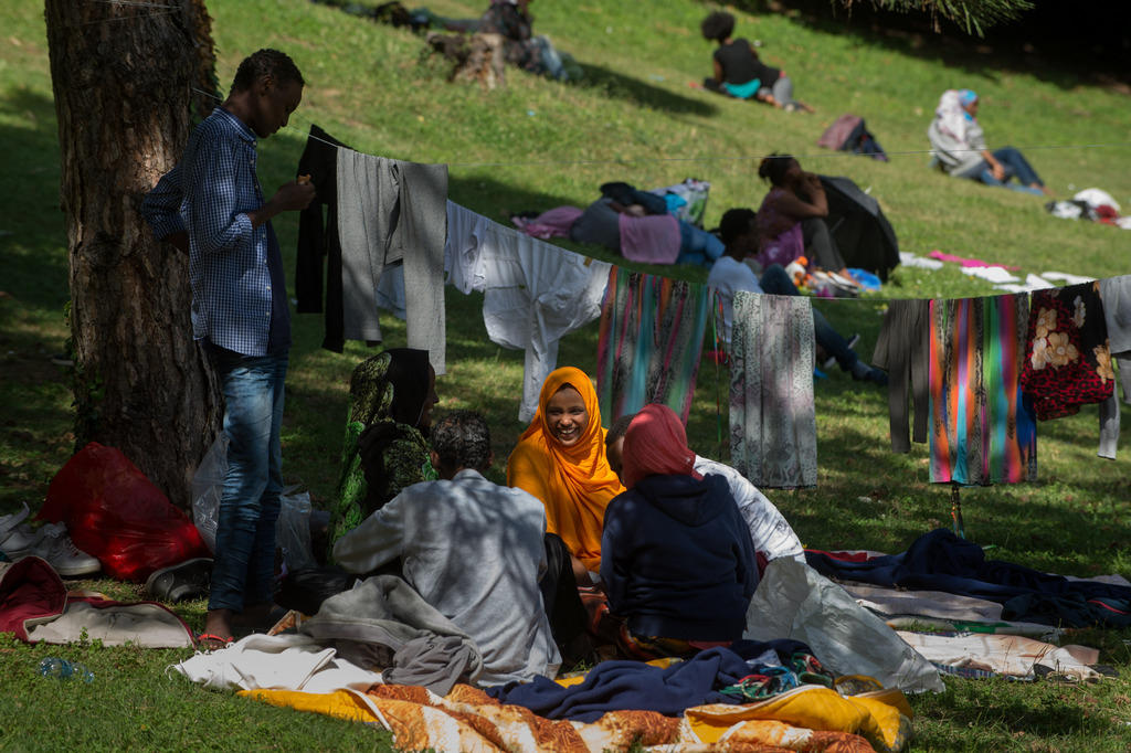 Migranti accampati nel parco della stazione di Como nel 2016