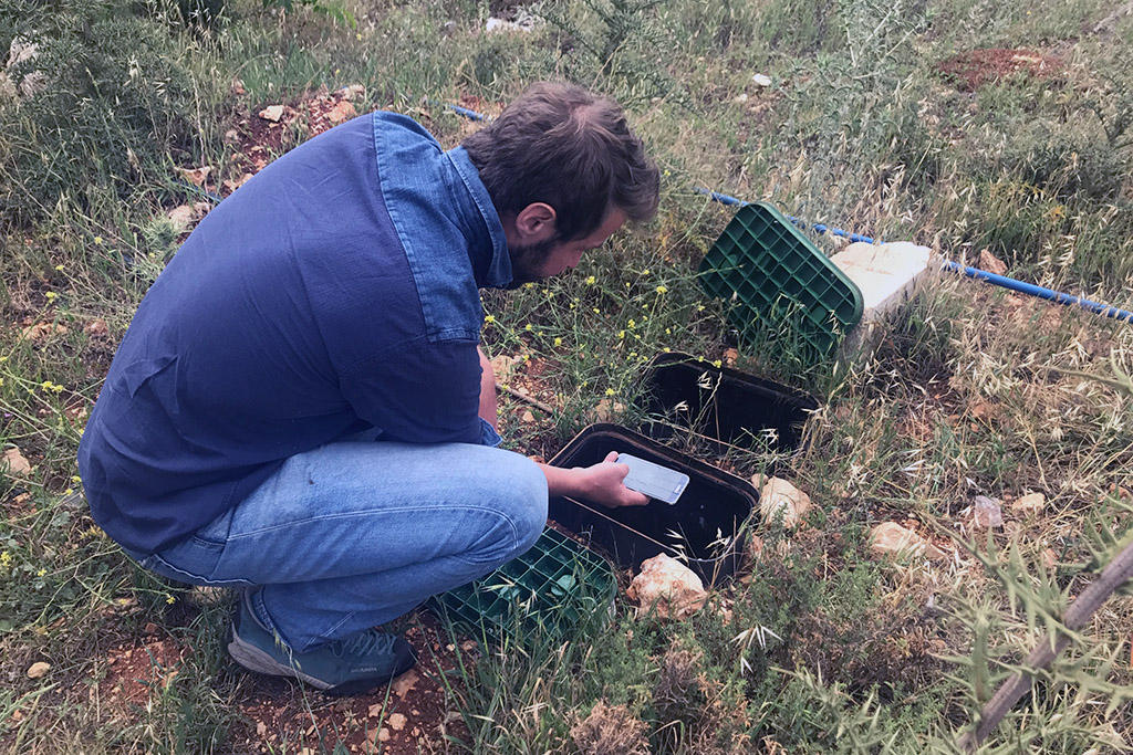 Lucas Beck verifica los contadores de agua de esas tomas ilegales.