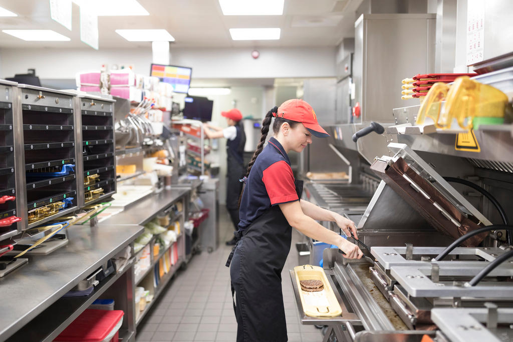 麦当劳员工在工作