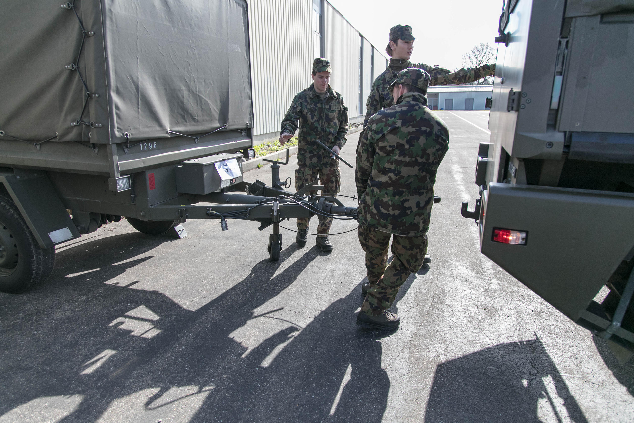 dei soldati stanno attaccando un rimorchio a un veicolo militare