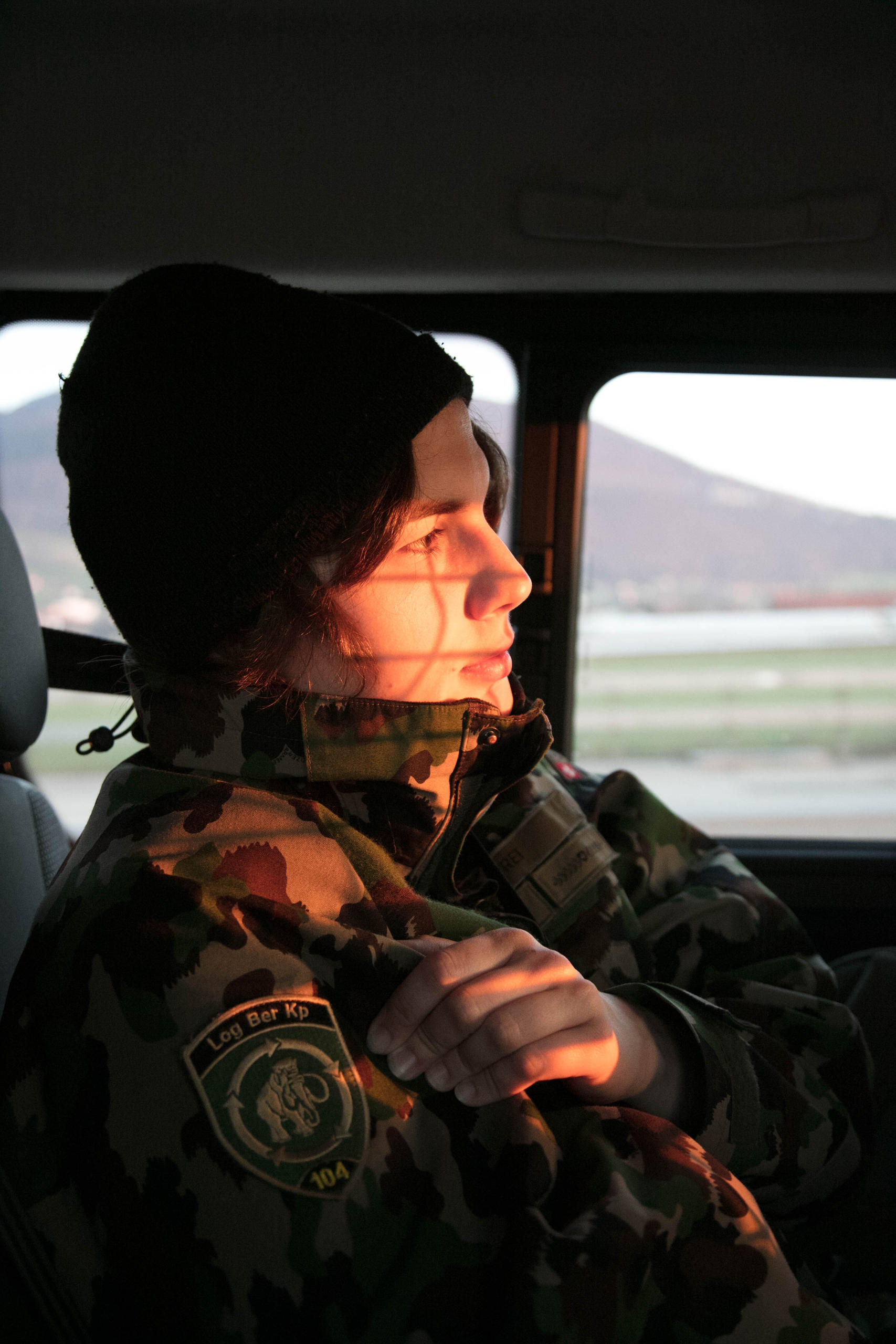 viso di una soldatessa illuminato dal sole